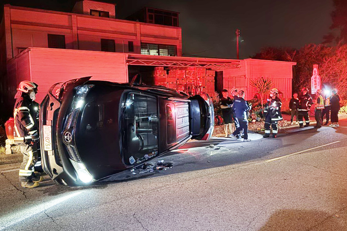 金寧鄉林堡路351號10日晚間發生自撞交通事故，車輛撞擊路旁花圃後翻覆，駕駛及乘客僅輕微擦挫傷。（金城分局提供）