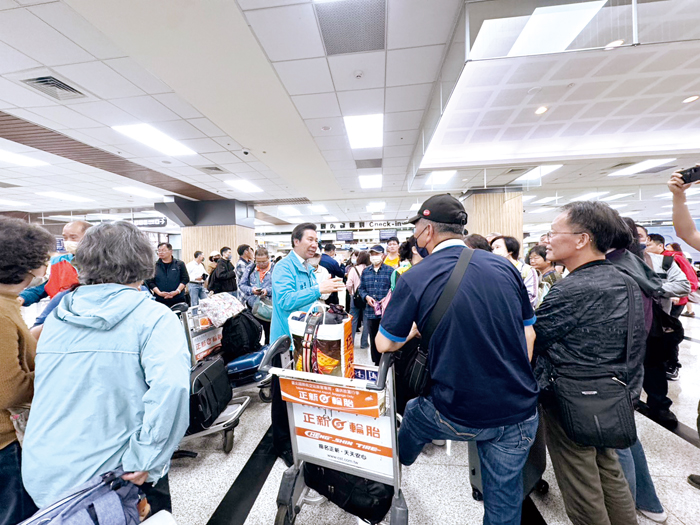 霧季航班受影響，縣長陳福海關切機場運作，強化交通疏運機制。（縣府提供）
