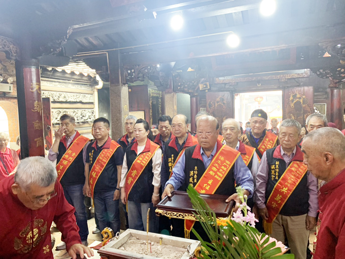 烈嶼保生大帝廟管委會主委洪成發一行進香腳步不停歇，祭典由洪成發主祭祈福。（保生大帝廟管委會提供）