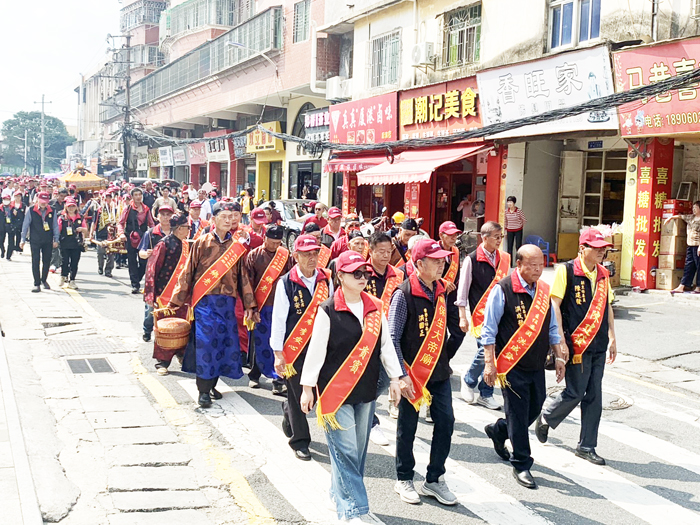 烈嶼保生大帝廟管委會主委洪成發一行進香腳步不停歇，圖為洪成發和團員步行街區前往元威殿。（保生大帝廟管委會提供）