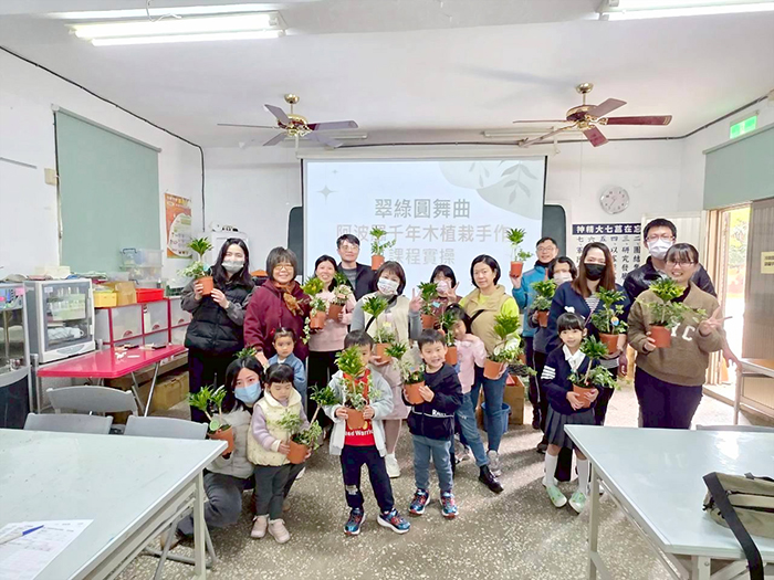 講師蔡宜宸帶領民眾動手利用林務所閒置的植栽與盆器進行創意重組，賦予舊物與綠色植栽新生命。（林務所提供）