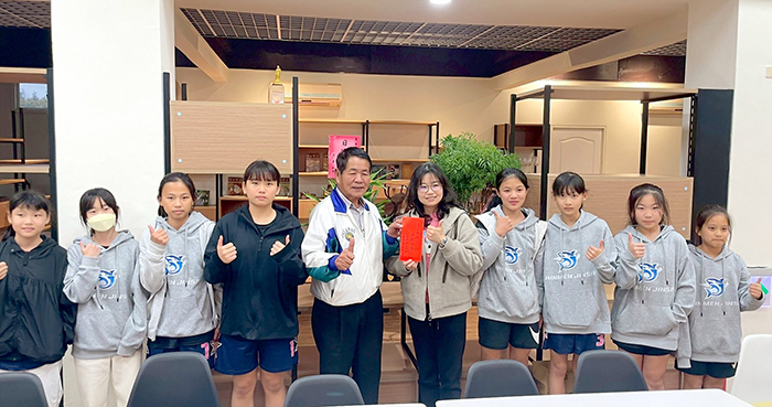 金沙鎮鎮長吳有家、金沙鎮代表會主席周水土分別頒發奪冠獎金、教練獎金及勉勵金給男、女籃選手，感謝大家為金沙鎮爭光。 （金沙國小提供）