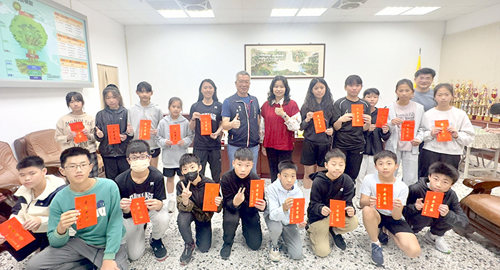 金沙鎮鎮長吳有家、金沙鎮代表會主席周水土分別頒發奪冠獎金、教練獎金及勉勵金給男、女籃選手，感謝大家為金沙鎮爭光。 （金沙國小提供）