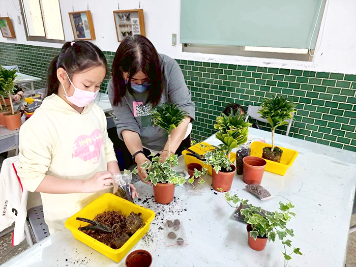 講師蔡宜宸帶領民眾動手利用林務所閒置的植栽與盆器進行創意重組，賦予舊物與綠色植栽新生命。（林務所提供）