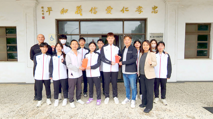 全中運賽前，射擊運動主委、副主委致贈程儀鼓勵。（射擊運動委員會提供）