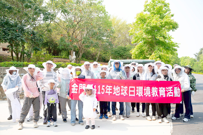 活動尾聲開心合影，留下難忘回憶。
（環保局提供）