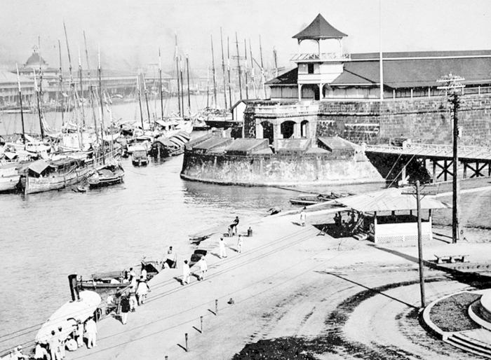 照片拍攝於20世紀初的菲律賓，馬尼拉一個漁船港口，遠處停靠著很多漁船。
（圖源：國際記憶：歷史照片）