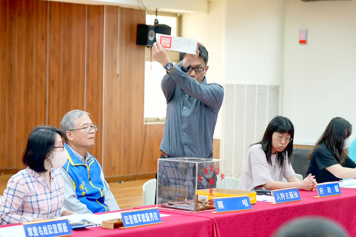 役男軍種兵科抽籤。（金湖鎮公所提供）