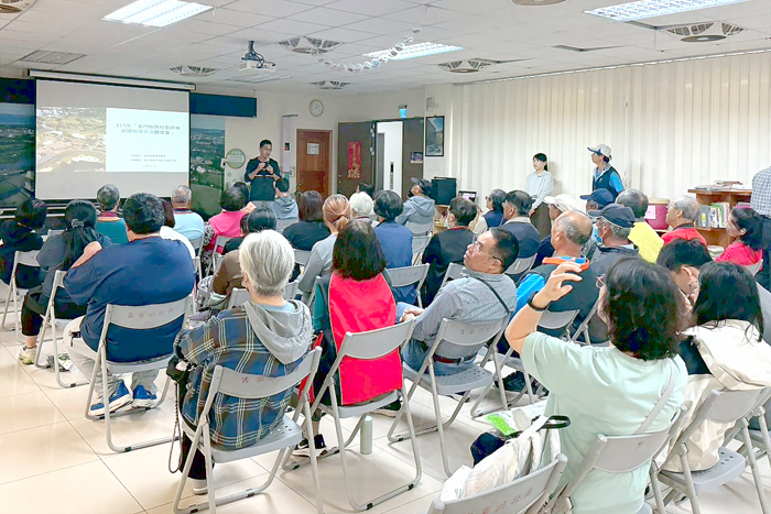 古寧頭社區發展協會分享銀級認證經驗。（環保局提供）