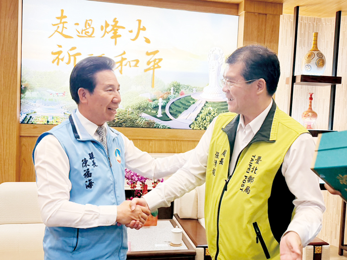 中華郵政率團拜會縣長陳福海，攜手推動郵政建設與服務發展。（李映蓉攝）