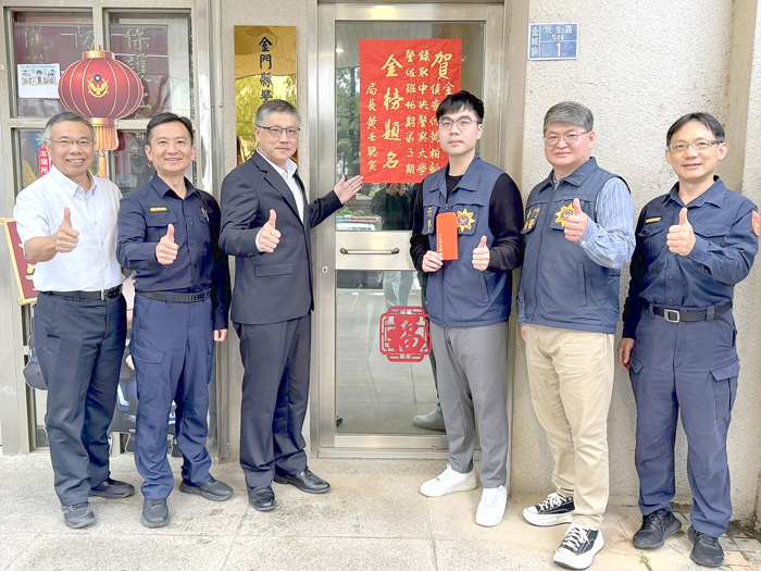 金門縣警察局局長黃壬聰親赴金城分局張貼紅榜，表揚錄取中央警察大學警佐班之金城分局偵查佐黃柏翰，肯定其優異表現。（縣警局提供）