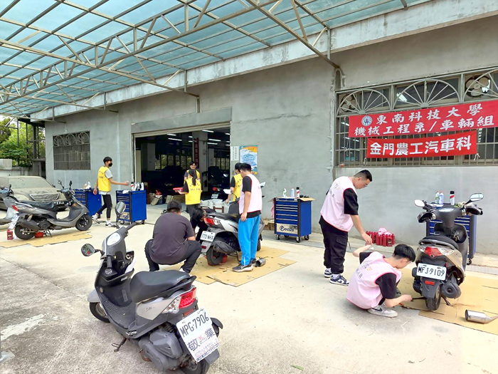 東南科技大學與國立金門高級農工職業學校攜手舉辦「115年度機車修護服務隊」活動。（東南科技大學提供）