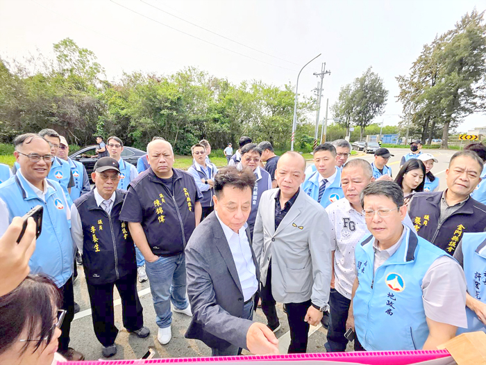 前往環島北路與玉環路口，了解道路建設。
（許峻魁攝）