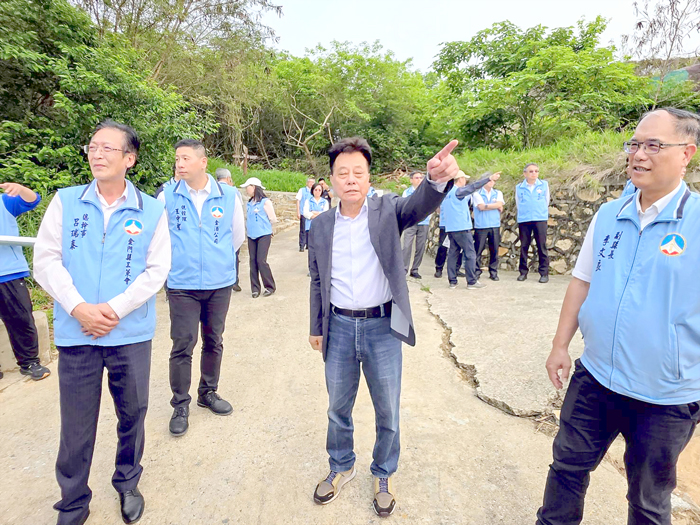 視察金廈大橋金門端預定地。
（許峻魁攝）