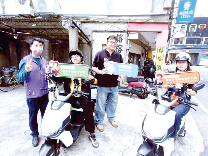 為迎接五一勞動節連假即將湧現的觀光人潮，金門縣政府於週末在金城車站周邊及熱門觀光區域辦理微型電動二輪車聯合稽查與交通安全宣導行動。（觀光處提供）