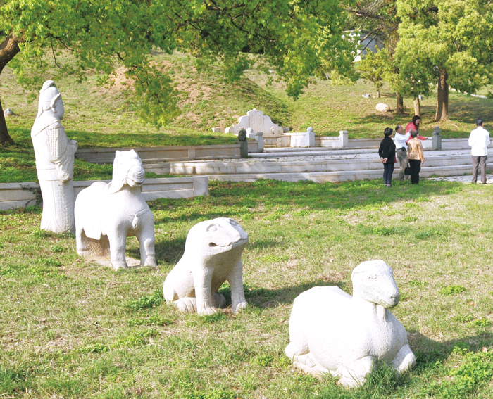 金門部分古墓被指定為古蹟，獲得官方妥善的維護保存。圖為前清水師提督邱良功墓園。（李金生攝）