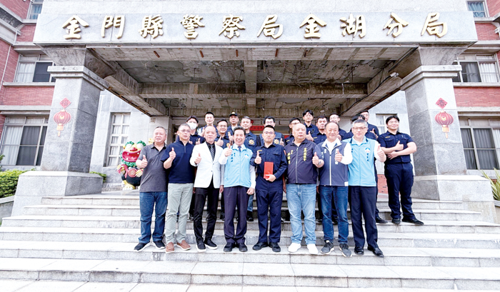 金門縣警察局金湖分局偵破破壞縣定古蹟「陳顯墓」案，縣長陳福海與多位議員前往金湖分局聽取辦案過程，並頒發破案獎金。（金湖分局提供）