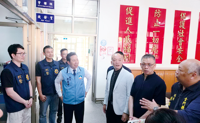 金門縣警察局金湖分局偵破破壞縣定古蹟「陳顯墓」案，縣長陳福海與多位議員前往金湖分局聽取辦案過程，並頒發破案獎金。（金湖分局提供）