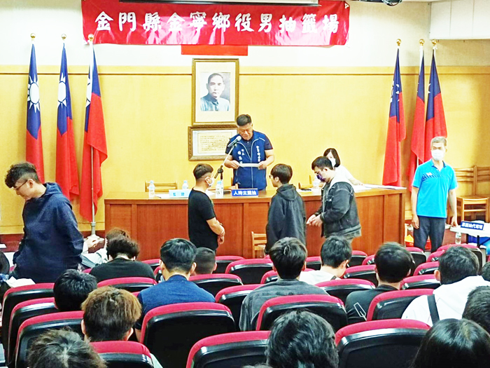 金寧鄉公所辦理115年第一次役男軍種抽籤作業。（金寧鄉公所提供）