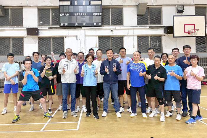 樂活羽球運動指導班於金城國中羽球館舉行開班典禮，行政院金馬聯合服務中心執行長吳增允、縣府教育處長黃雅芬等貴賓到場參加並合照。（金門縣羽球協會提供）