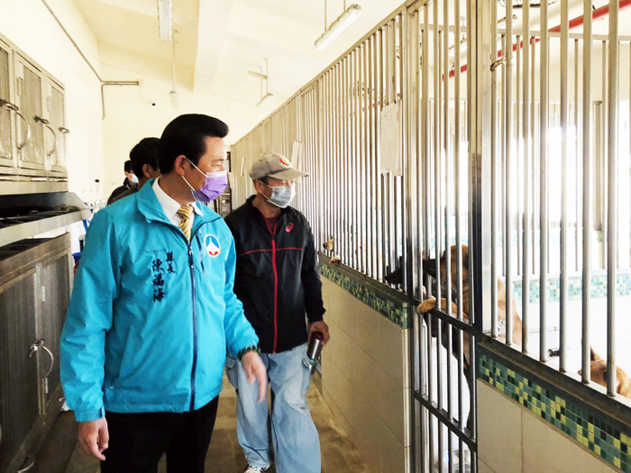 縣長陳福海視察動植物防疫所，了解防疫業務執行情形。（李映蓉攝）