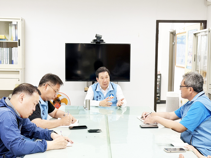 縣長陳福海視察動植物防疫所，了解防疫業務執行情形。（李映蓉攝）