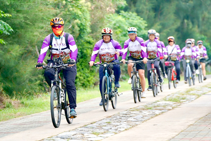 車友騎遊車轍道。（金管處提供）