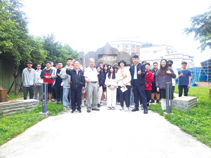 助理教授王宏男率學生走讀小西門。（金門大學提供）