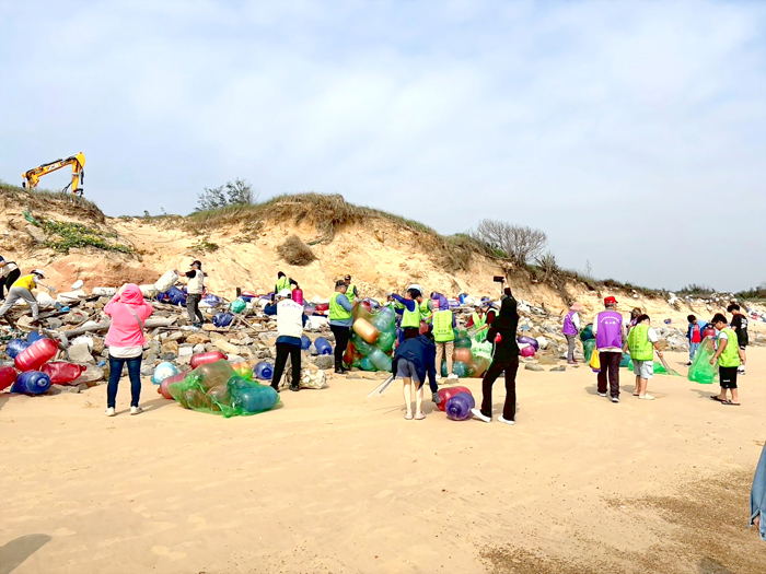 「一起守護海洋！115年金沙春季淨灘圓滿成功」活動順利落幕。（金沙鎮公所提供）