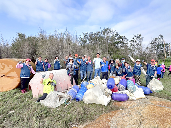 金湖鎮公所配合金門縣環境保護局辦理「115年春季擴大淨灘活動」。（金湖鎮公所提供）