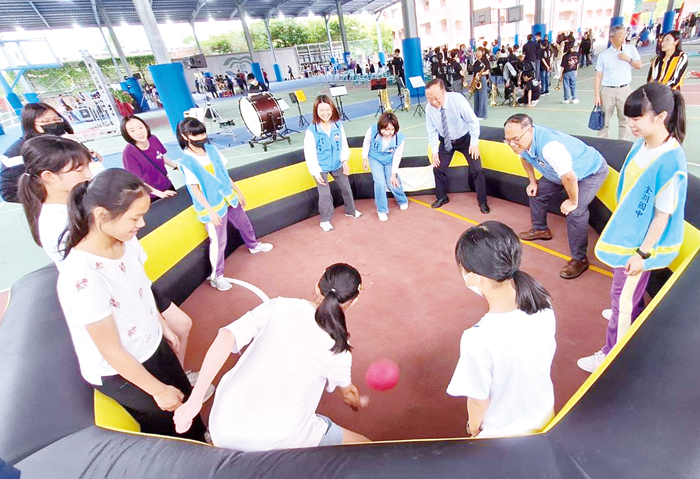 副縣長李文良與學生體驗Gaga Ball。（蔡麗玉攝）