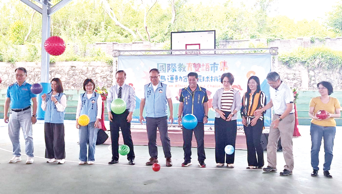 副縣長李文良（左五）等來賓以Gaga Ball啟動雙語市集。（蔡麗玉攝）