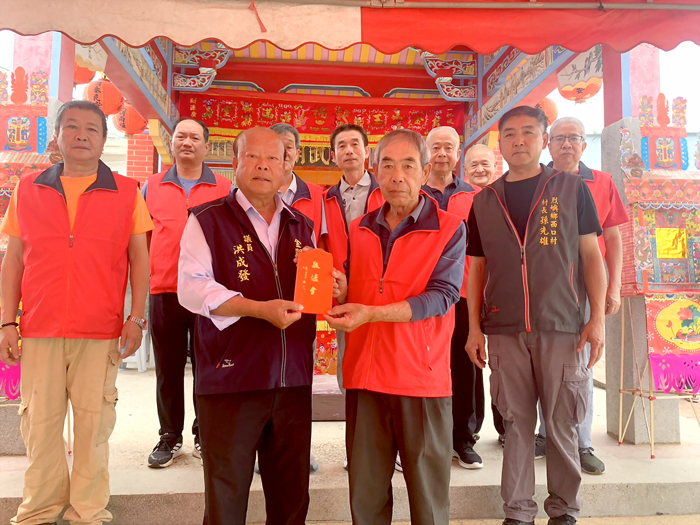 烈嶼西方、下田、南塘慶賀玄天上帝聖誕，洪成發敬獻爐敬金。（縣議員洪成發服務處提供）