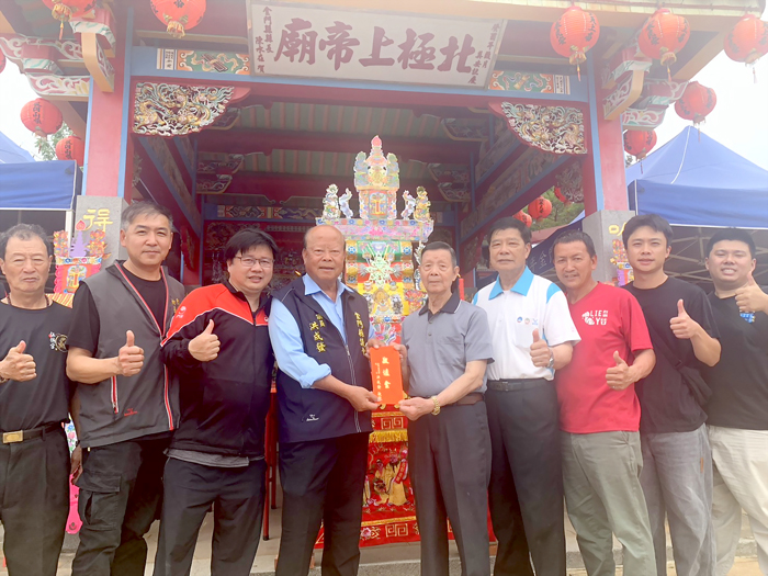 烈嶼西方、下田、南塘慶賀玄天上帝聖誕，洪成發敬獻爐敬金。（縣議員洪成發服務處提供）