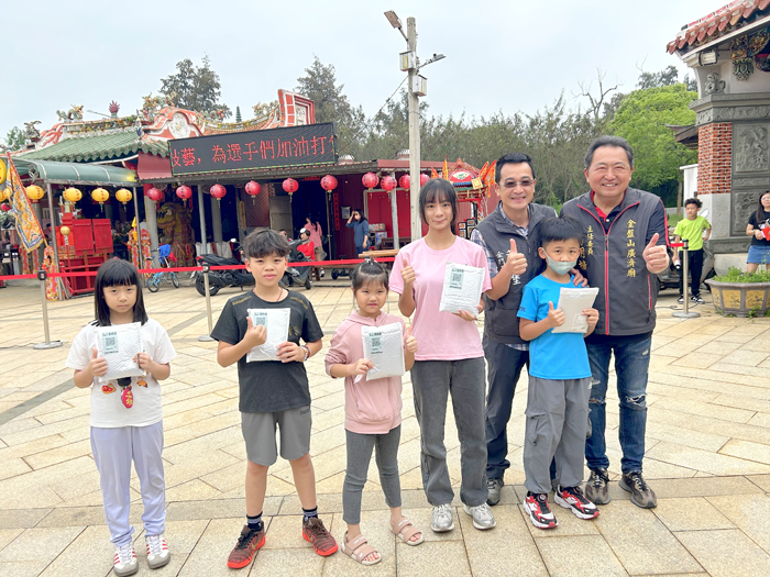 摸彩活動，議員董森堡、主委翁明楷頒發彩品。（許加泰攝）