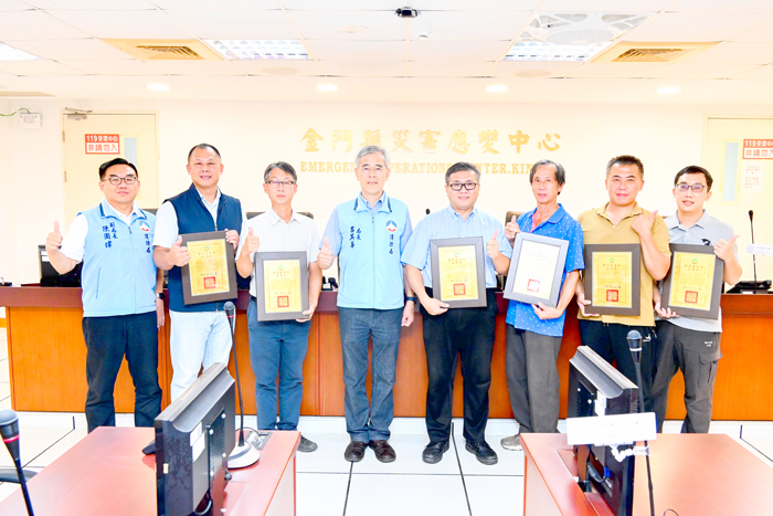 消防局呂英華局長頒贈績優防災士表揚狀。（消防局提供）