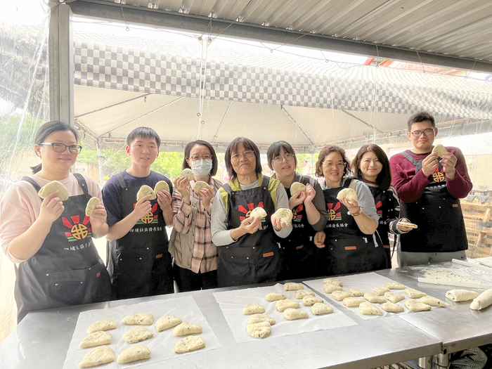 金大社工系進修部學生與總幹事黃美玲、社區志工合影。（高凡淳攝）