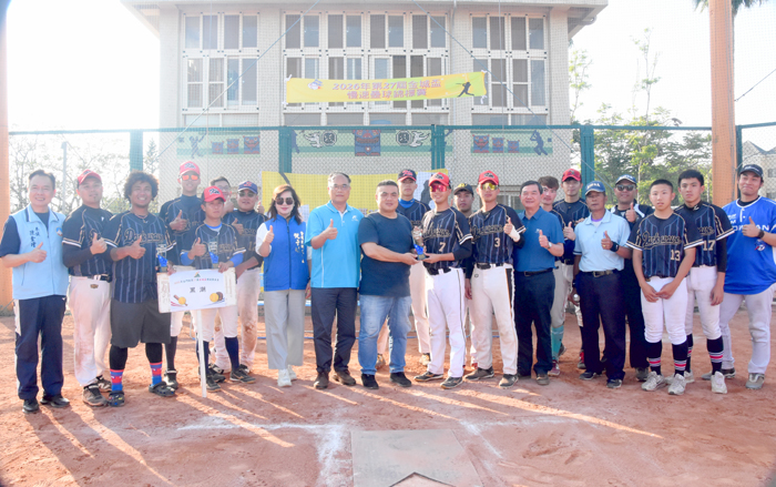 第27屆金城盃慢速壘球錦標賽圓滿落幕，冠軍隊伍「黑潮」勇奪冠軍寶座開心合影留念。
（莊煥寧攝）