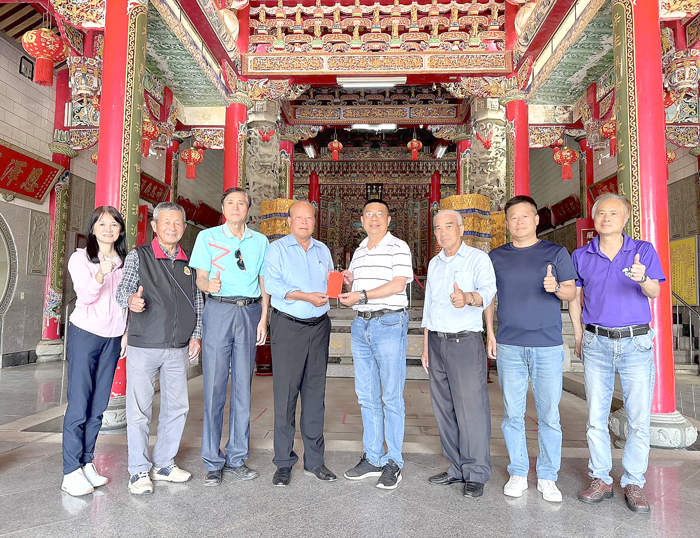 洪成發（左四）代表管委會贊助中正鼓吹隊出國演出的旅費。
（烈嶼保生大帝廟管理委員會提供）