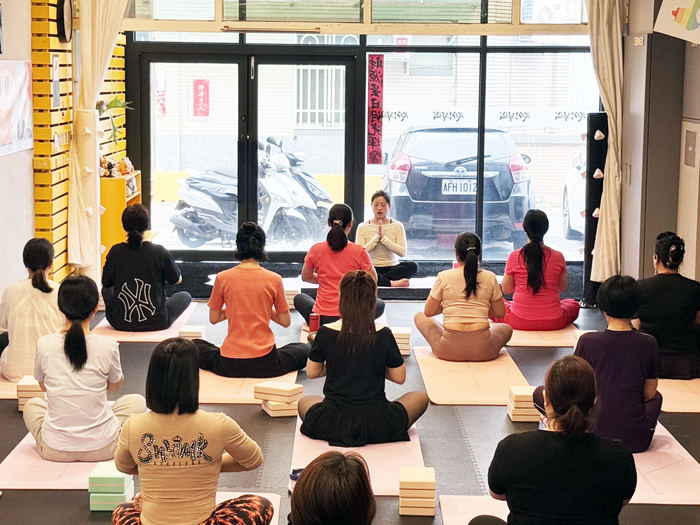 金門縣新住民家庭服務中心辦理「新住民自我照護（顧）─舒心伸展．瑜珈療癒時光」課程。（縣府提供）