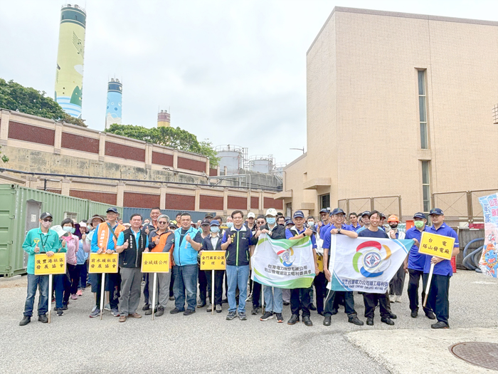 台電塔山發電廠昨日舉辦淨灘活動，台電人員、社區志工以及機關單位響應淨灘。（塔山發電廠提供）