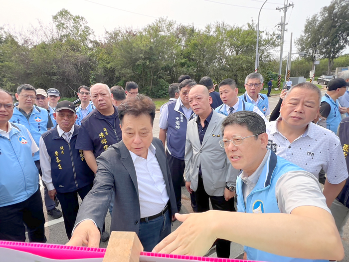 前往環島北路與玉環路口，了解道路建設。（許峻魁攝）