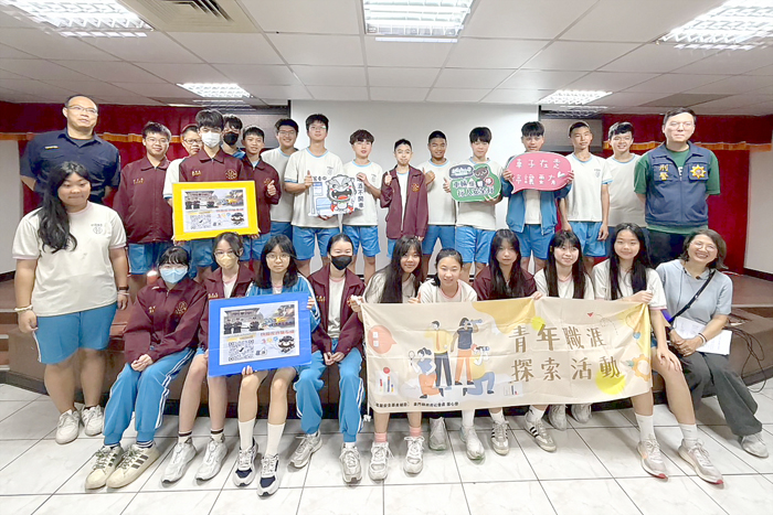 學生走入金城警分局進行職場參訪。
（縣府社會處提供）