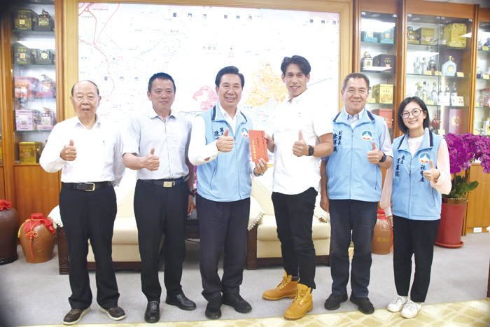 縣長陳福海接見榮獲115年度勞動部全國模範勞工的莊俊榮，致贈程儀表達祝賀。（莊煥寧攝）