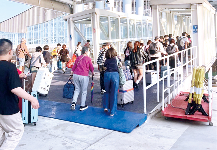 金門「小三通」旅客穿梭不停，縣府期待起到真正提振經濟的作用。（李金生攝）