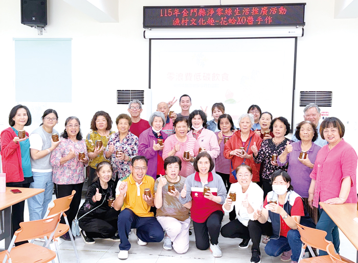 講師指導學員完成手作花蛤醬。（環保局提供）