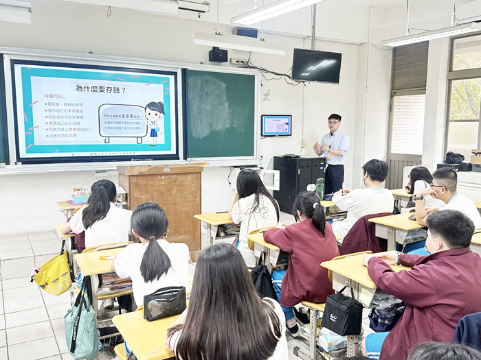 金門縣信用合作社前往金城國中舉辦「做個快樂的理財達人」金融知識宣導講座。（金門縣信用合作社提供）