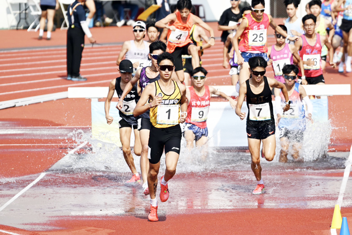 115年全國中等學校運動會在嘉義縣舉行，烈嶼國中林于辛於1500公尺及2000公尺障礙賽勇奪雙金。（紀博允提供）