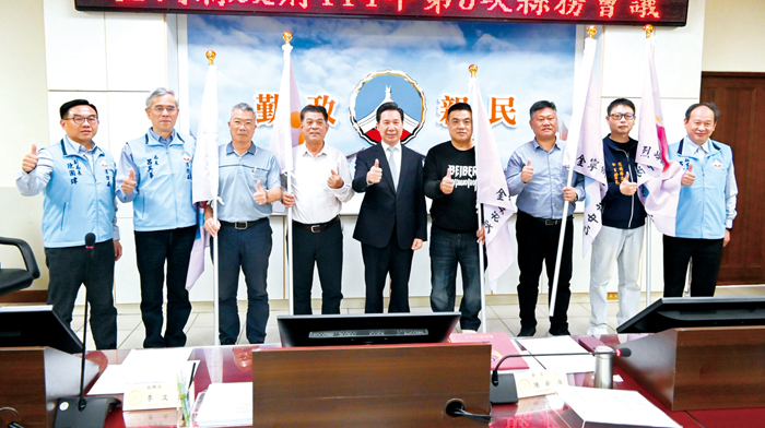 陳福海縣長將「防災協作中心」旗幟授予各鄉鎮長。（消防局提供）