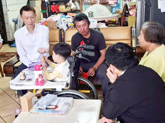 地檢署檢察長趙燕利訪視馨生家庭。
（犯保金門分會提供）